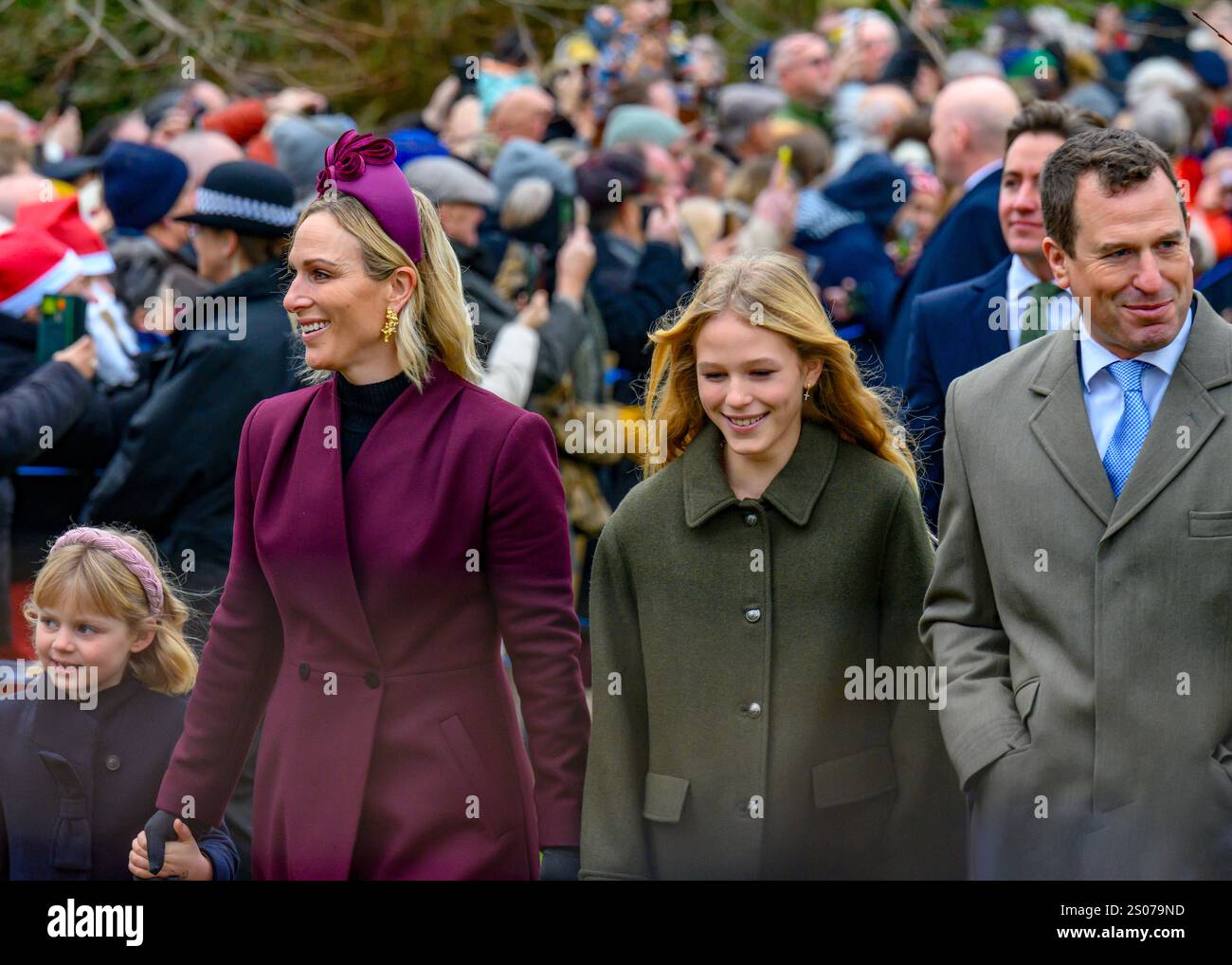 Sandringham, Norfolk, Royaume-Uni. 25 décembre 2024. Lena Tindall tient la main de sa mère, Zara Tindall, alors qu'ils rejoignent le reste de la famille royale dans leur promenade traditionnelle à l'église Mary Magdalene sur le domaine Sandringham pour le service du matin de Noël. Peter Phillips et sa fille Isla sont également sur la photo. Crédit : MartinJPalmer/Alamy Live News Banque D'Images