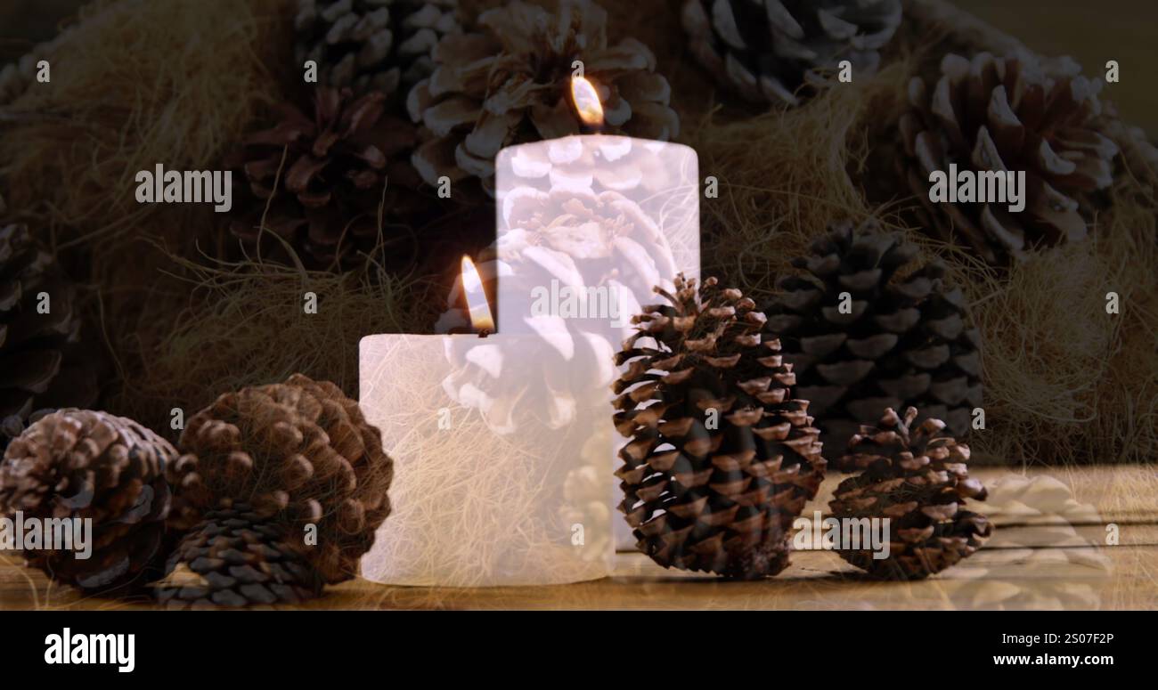 Image de bougies allumées et de décorations de noël avec des cônes de pin en arrière-plan Banque D'Images