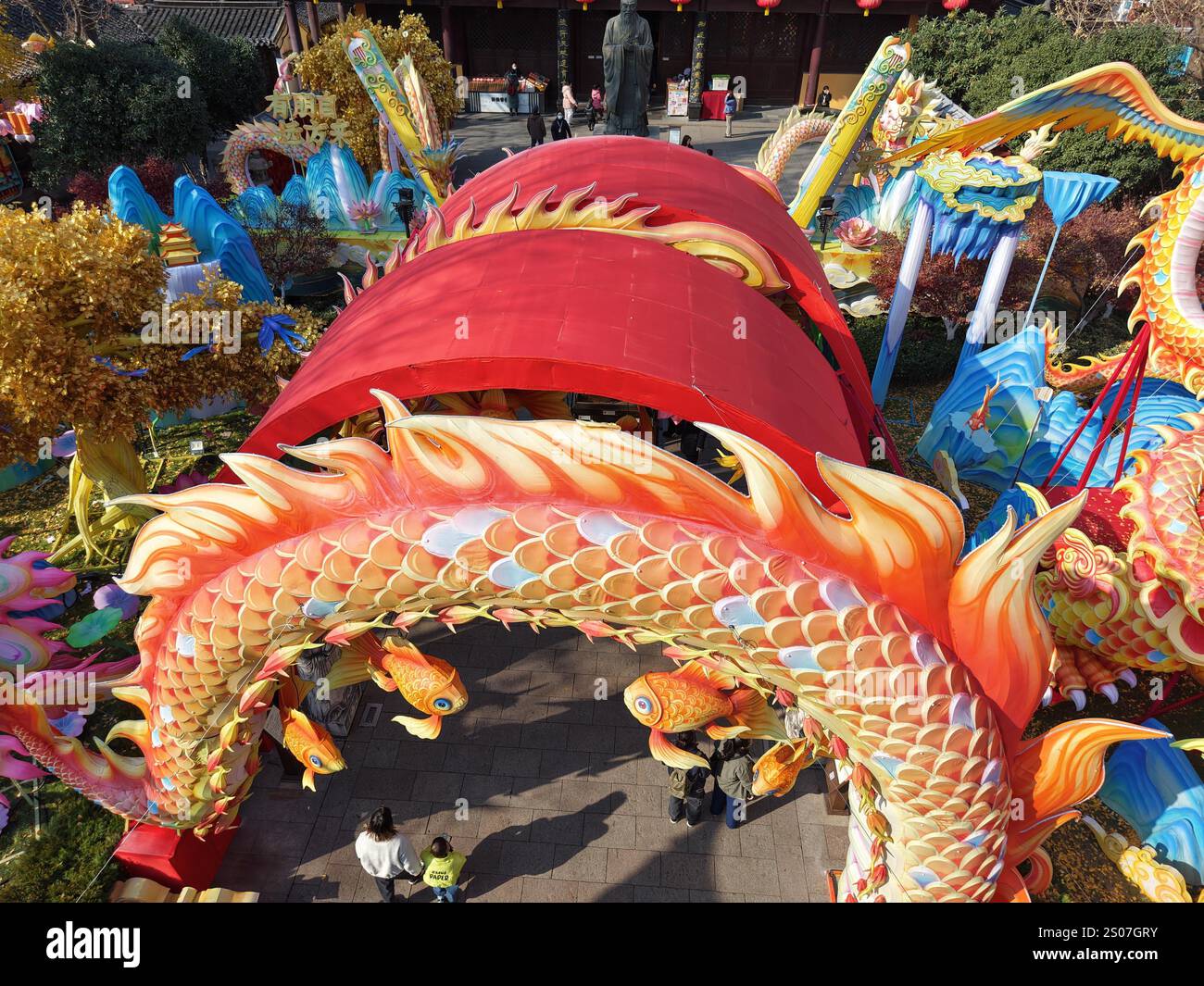 Des lanternes festives pour l'année du serpent sont installées près de la zone pittoresque de Fuzimiao dans la ville de Nanjing, dans la province du Jiangsu de l'est de la Chine, le 22 décembre 20 Banque D'Images
