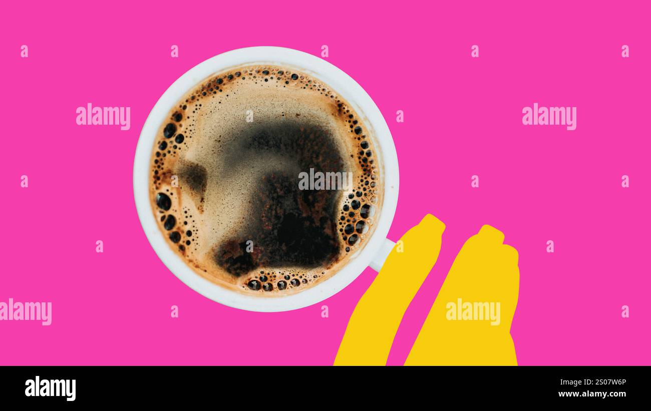 Collage d'art contemporain. La main jaune atteint pour la tasse blanche remplie de café noir sur fond rose vif. Matinées douillettes. Banque D'Images