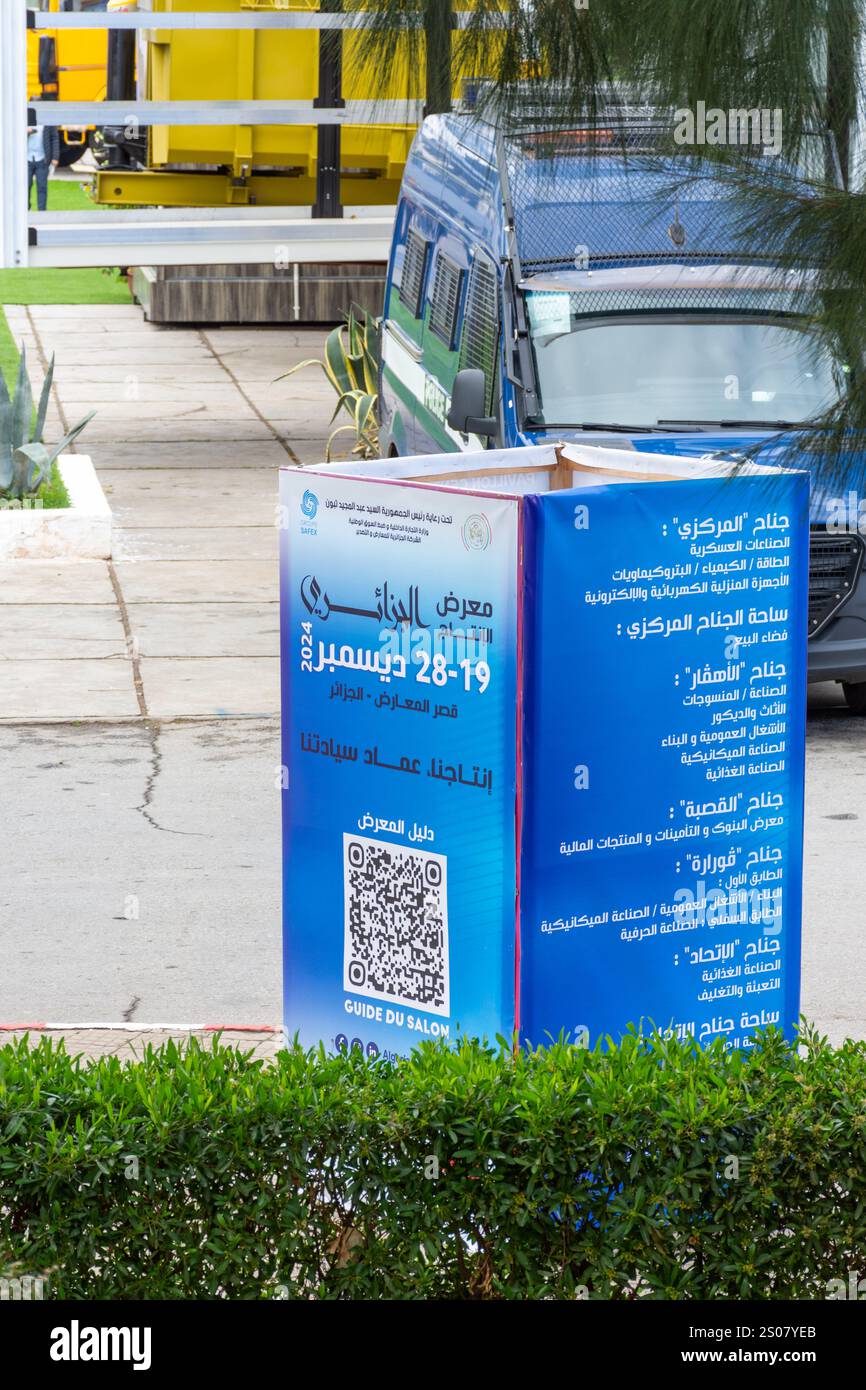 L'affiche de la 32ème édition de la Foire algérienne de la production sur un conteneur dans la rue d'Alger, Algérie. Banque D'Images