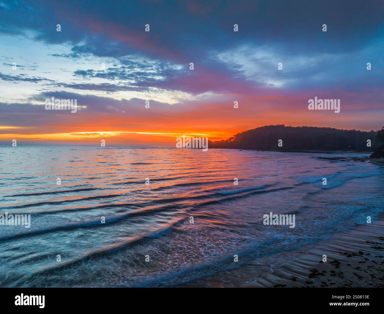 Tôt le matin, vues aériennes sur la plage et la mer avec des nuages à Surf Beach dans le comté d'Eurobadalla sur la côte sud, Nouvelle-Galles du Sud, Australie. Banque D'Images