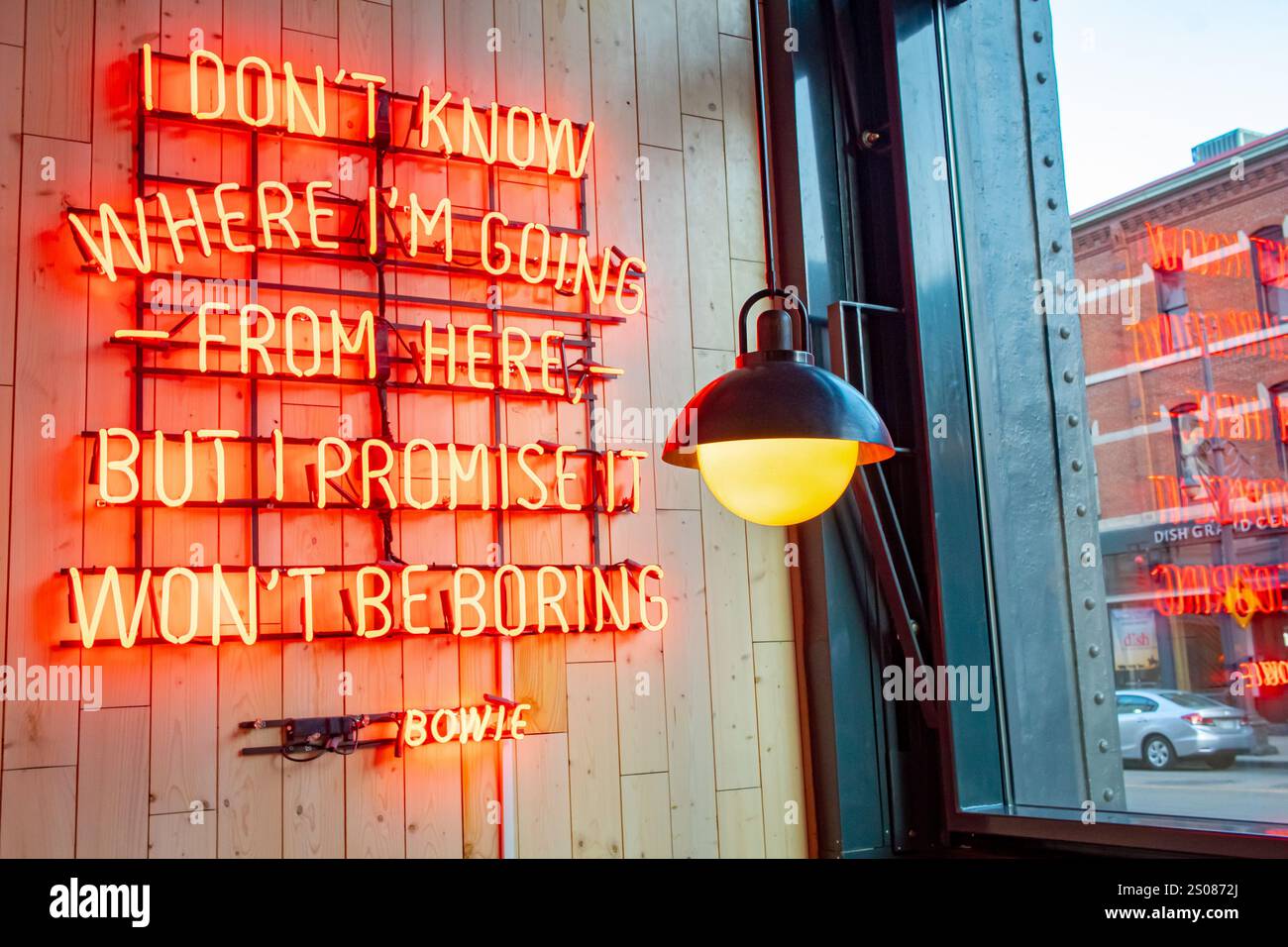 Rouge David Bowie citation enseigne au néon situé à Denver Colorado Banque D'Images