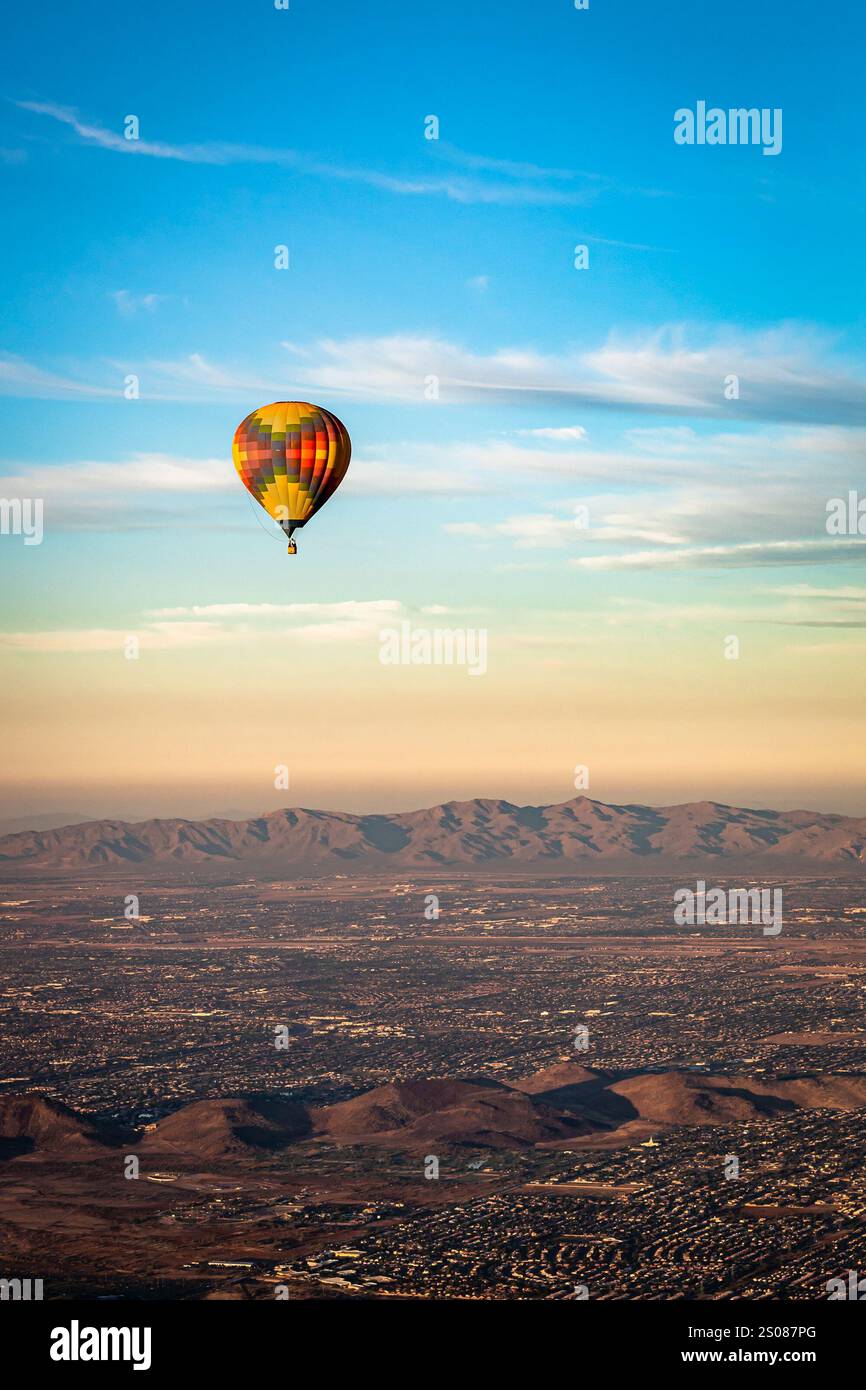 Montgolfière à motif coloré dans le ciel au-dessus du désert Sonoran Phoenix Arizona. Photo prise par temps clair au lever du soleil Banque D'Images