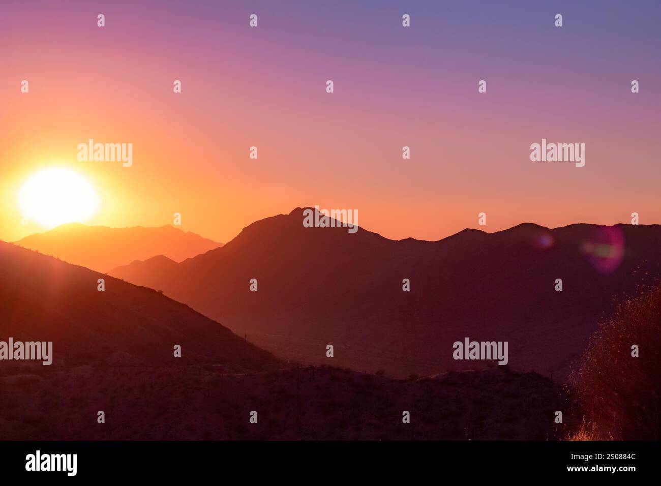 Coucher de soleil rose dans les montagnes Phoenix Arizona Sonoran Desert. Photo prise sur un coucher de soleil à l'heure dorée Banque D'Images