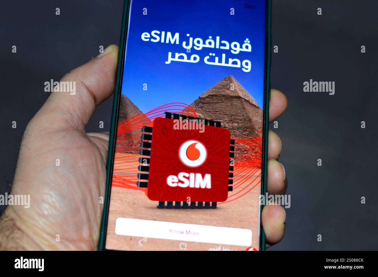 Le Caire, Égypte, 7 décembre 2024 : Vodafone eSIM en Égypte, publicité pour Vodafone Égypte pour la carte SIM intégrée, une forme de carte SIM intégrée directement dans un Banque D'Images