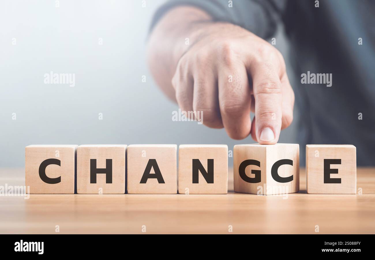 Un homme choisit entre les mots «CHANGEMENT» et «CHANCE» sur des blocs de bois, symbolisant le processus de prise de décision et embrassant les opportunités de croissance Banque D'Images