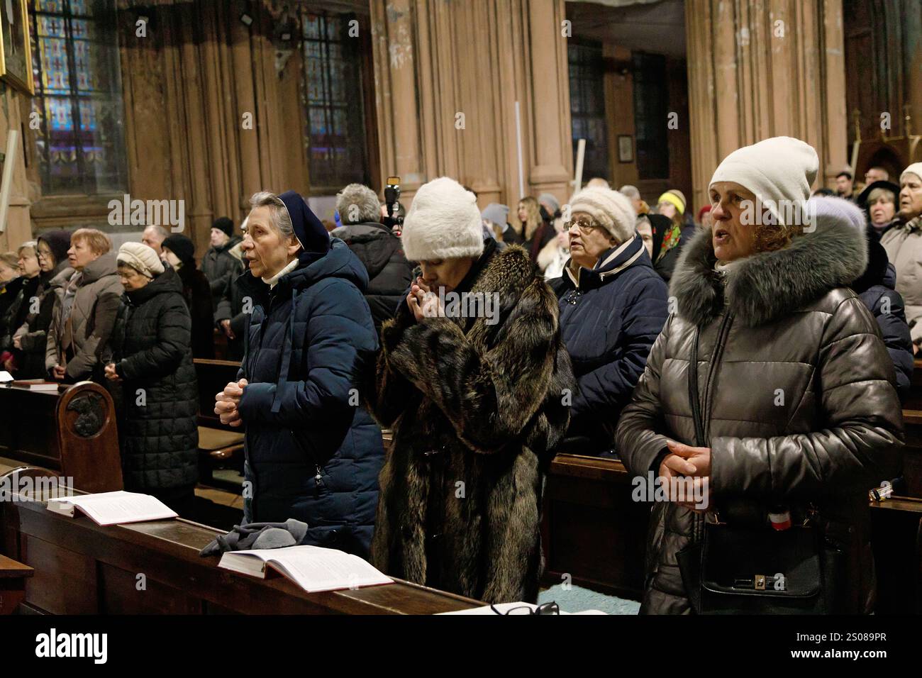 Non exclusif : KIEV, UKRAINE - 25 DÉCEMBRE 2024 - les dévots assistent à la messe de Noël à l'église catholique romaine Saint-Nicolas à Kiev, capitale de Banque D'Images