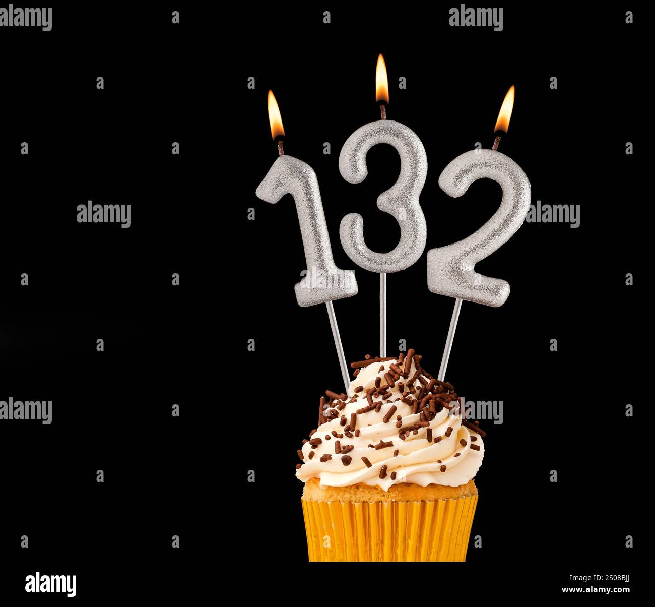 Numéro 132 bougies en forme - cupcake d'anniversaire sur fond noir. Banque D'Images