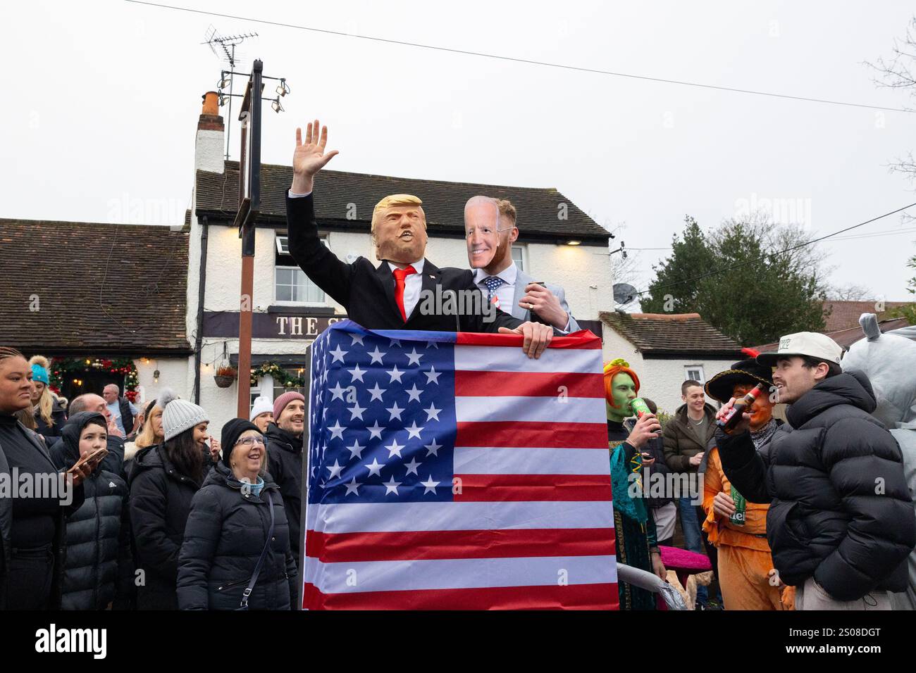 Windlesham, Surrey. Jeudi 26 décembre 2024. Les concurrents habillés en Donald Trump et Joe Biden prennent part à la course annuelle de Windlesham Pram Day. L'événement caritatif qui a commencé en 1967 voit les coureurs compléter un parcours de 3,5 miles à travers le village de Windlesham dans le Surrey. Crédit : Katie Collins/Alamy Live News Banque D'Images