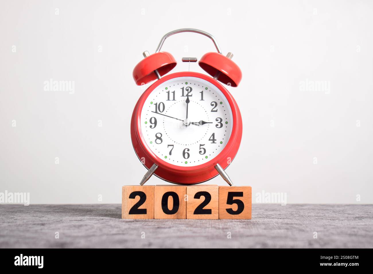 2025 blocs cubes en bois avec horloge sur table. Résolution, temps