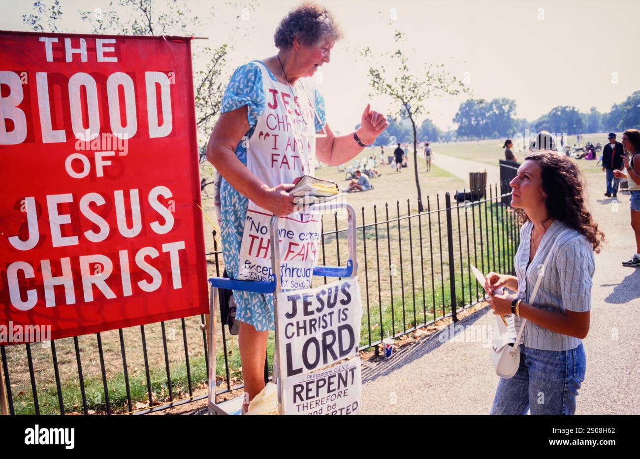 Une femme prédicatrice chrétienne, Speakers’ Corner à Hyde Park, Londres. Bien que la plupart des discussions se concentrent sur la religion et la politique, les gens peuvent parler sur n'importe quel sujet. Les conférenciers participent souvent à des débats houleux avec d'autres conférenciers ou des membres de l'auditoire. Speakers' Corner, Hyde Park, Londres, Royaume-Uni. 18 août 1996 Banque D'Images