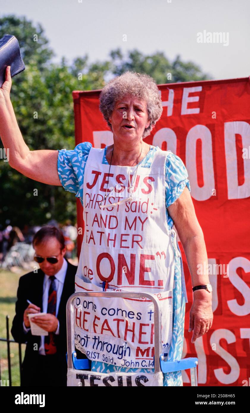 Une femme prédicatrice chrétienne, Speakers’ Corner à Hyde Park, Londres. Bien que la plupart des discussions se concentrent sur la religion et la politique, les gens peuvent parler sur n'importe quel sujet. Les conférenciers participent souvent à des débats houleux avec d'autres conférenciers ou des membres de l'auditoire. Speakers' Corner, Hyde Park, Londres, Royaume-Uni. 18 août 1996 Banque D'Images