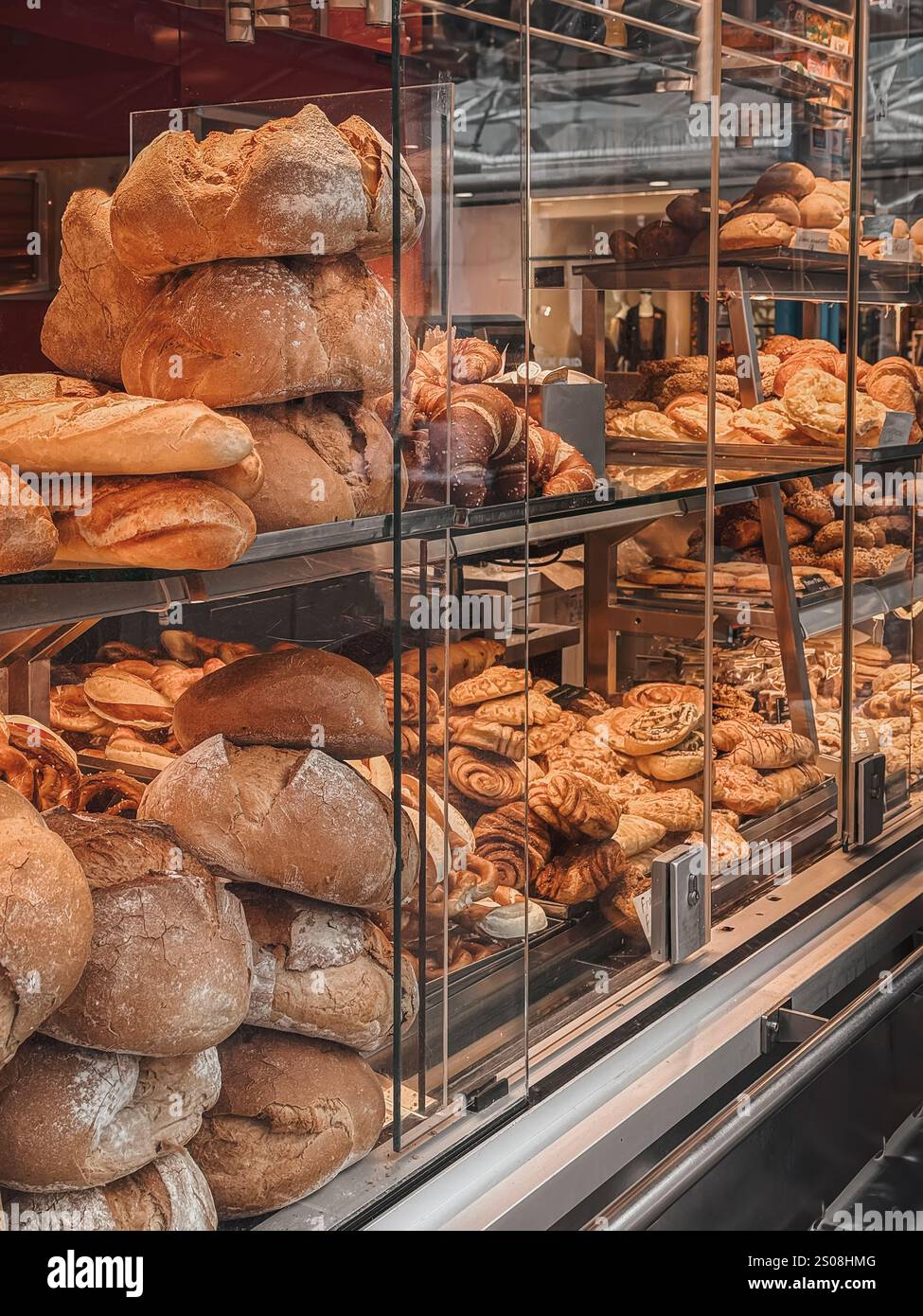 Du pain fraîchement cuit et des pâtisseries sont affichés dans la vitrine de la boulangerie Banque D'Images