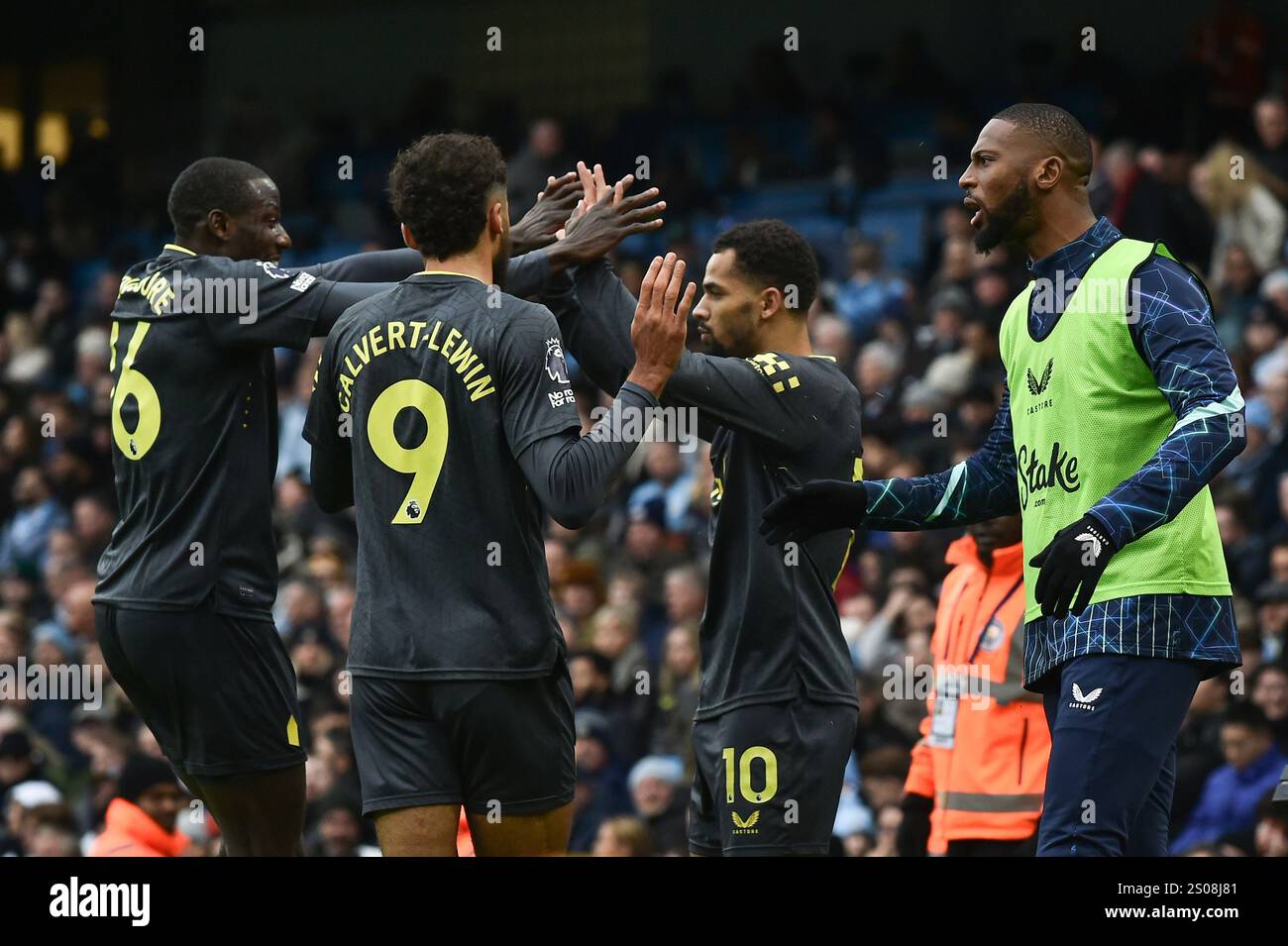 Everton's Iliman Ndiaye (10) is congratulated after scoring his side's first goal during the English Premier League soccer match between Manchester City and Everton at the Etihad stadium in Manchester, Thursday, Dec. 26, 2024. (AP Photo/Rui Vieira) Banque D'Images