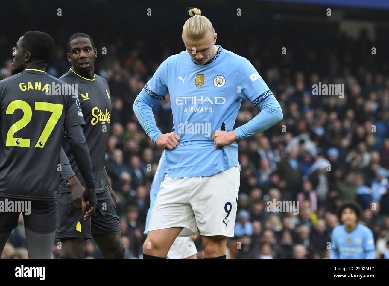 Manchester City's Erling Haaland reacts after failing to score a penalty shot during the English Premier League soccer match between Manchester City and Everton at the Etihad stadium in Manchester, Thursday, Dec. 26, 2024. (AP Photo/Rui Vieira) Banque D'Images