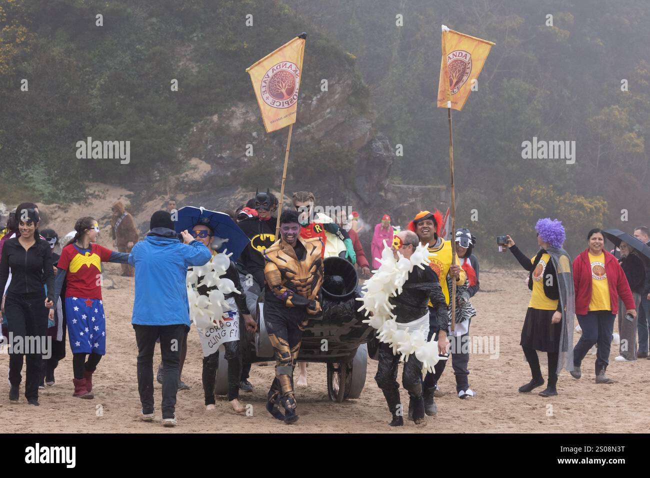Tenby, Pembrokeshire, West Wales, Royaume-Uni. 26 décembre 2024. Épais brouillard ce matin alors que des centaines de personnes se présentent pour la baignade annuelle du lendemain de Noël à Tenby. Crédit : Andrew Bartlett/Alamy Live News Banque D'Images Tenby, Pembrokeshire, West Wales, Royaume-Uni. 26 décembre 2024. Épais brouillard ce matin alors que des centaines de personnes se présentent pour la baignade annuelle du lendemain de Noël à Tenby. Crédit : Andrew Bartlett/Alamy Live News Banque D'Images