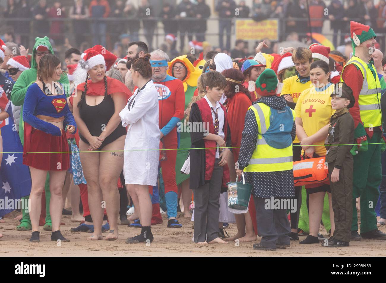 Tenby, Pembrokeshire, West Wales, Royaume-Uni. 26 décembre 2024. Épais brouillard ce matin alors que des centaines de personnes se présentent pour la baignade annuelle du lendemain de Noël à Tenby. Crédit : Andrew Bartlett/Alamy Live News Banque D'Images Tenby, Pembrokeshire, West Wales, Royaume-Uni. 26 décembre 2024. Épais brouillard ce matin alors que des centaines de personnes se présentent pour la baignade annuelle du lendemain de Noël à Tenby. Crédit : Andrew Bartlett/Alamy Live News Banque D'Images