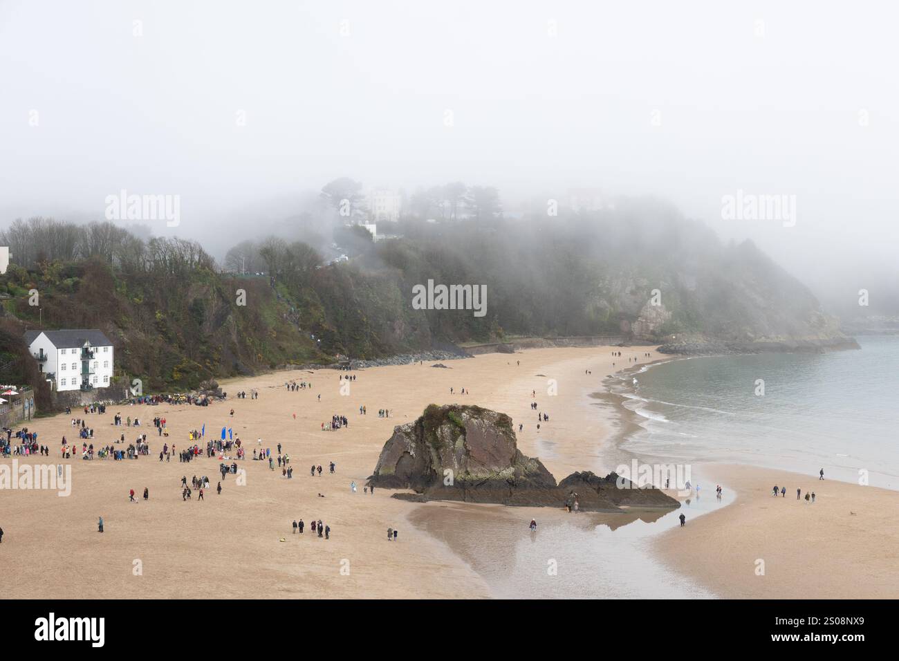 Tenby, Pembrokeshire, West Wales, Royaume-Uni. 26 décembre 2024. Épais brouillard ce matin alors que des centaines de personnes se présentent pour la baignade annuelle du lendemain de Noël à Tenby. Crédit : Andrew Bartlett/Alamy Live News Banque D'Images Tenby, Pembrokeshire, West Wales, Royaume-Uni. 26 décembre 2024. Épais brouillard ce matin alors que des centaines de personnes se présentent pour la baignade annuelle du lendemain de Noël à Tenby. Crédit : Andrew Bartlett/Alamy Live News Banque D'Images