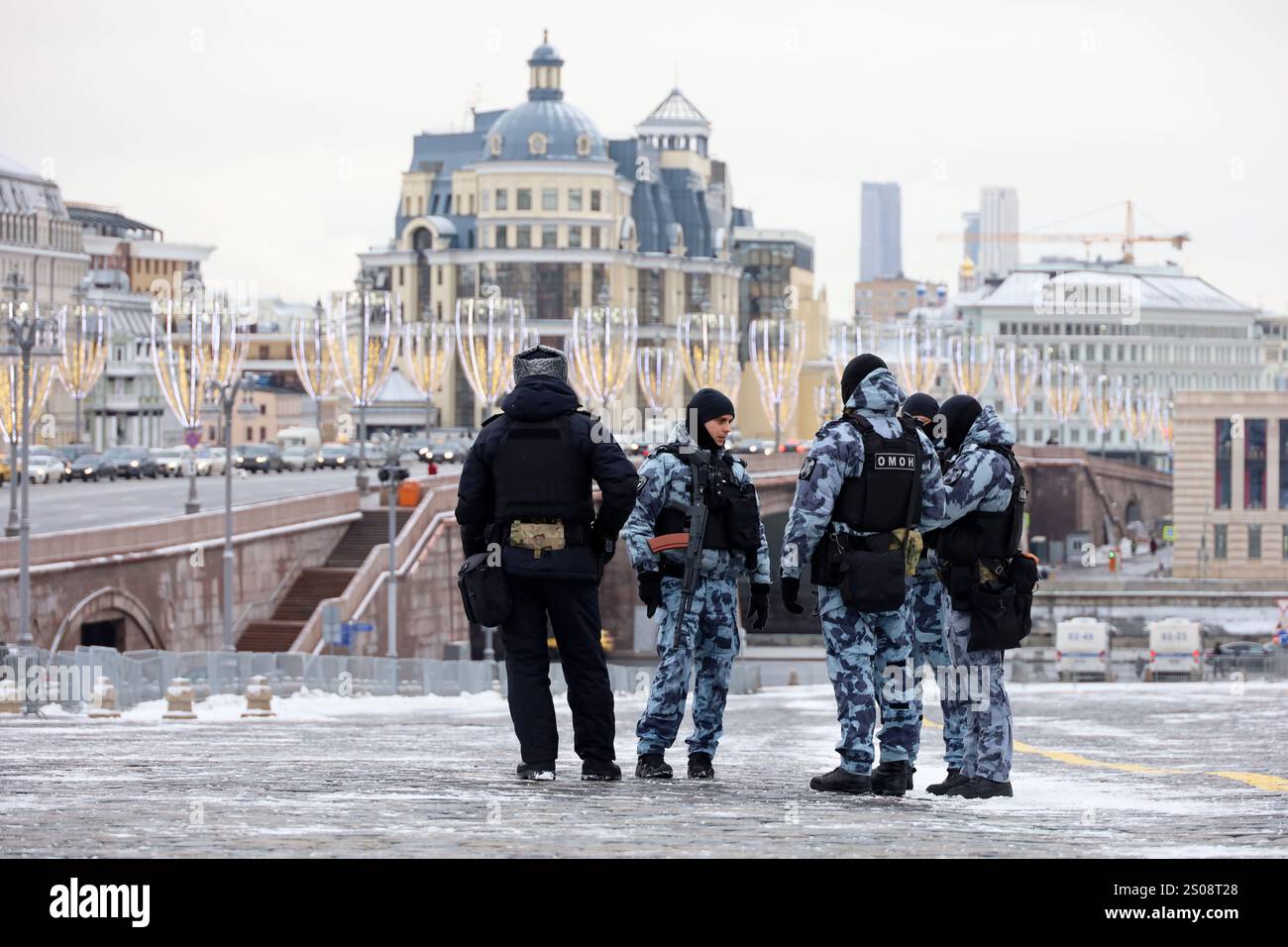 Des policiers russes patrouillent la place Rouge sur fond de ville d'hiver Banque D'Images