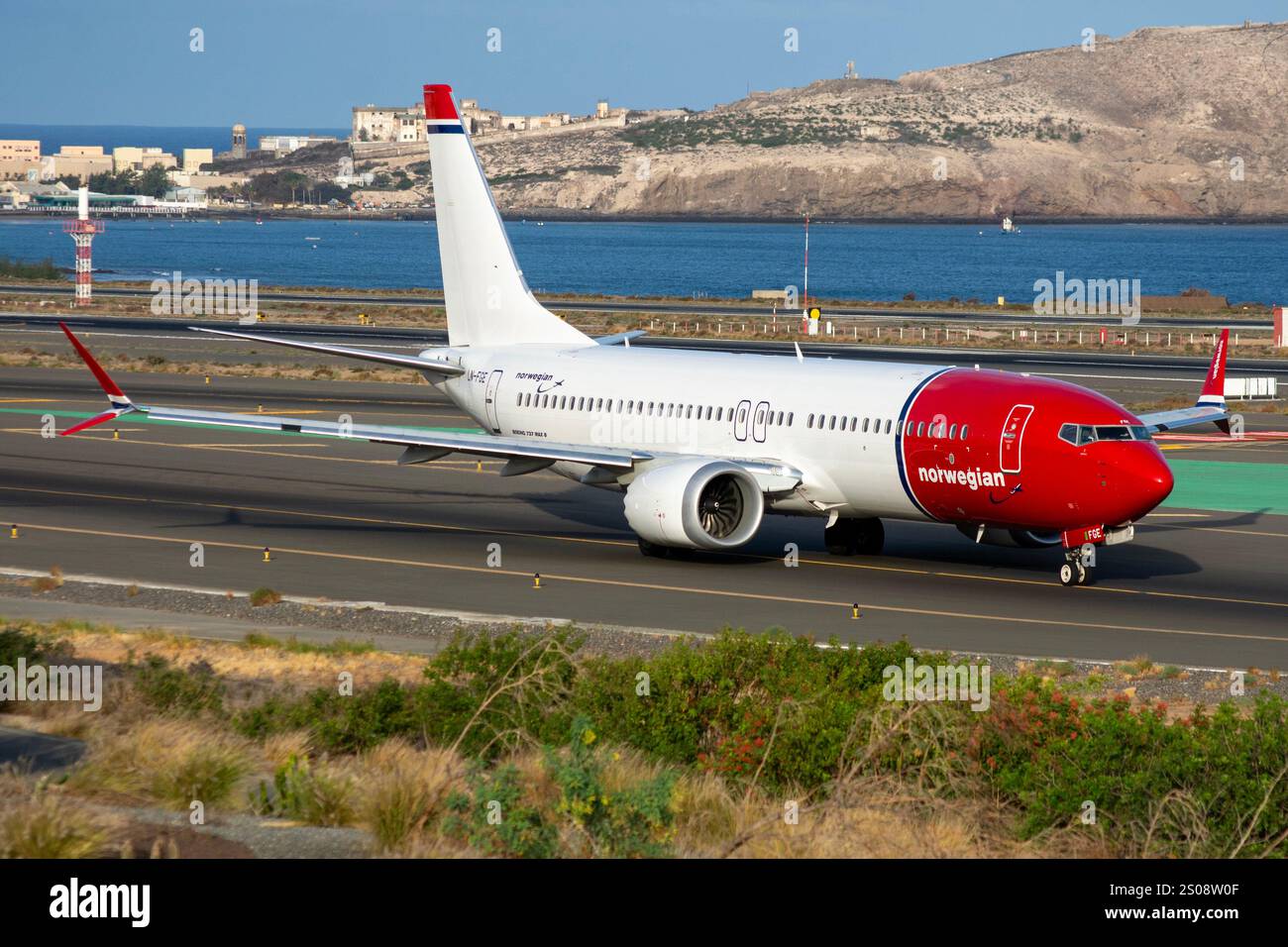 Avión de Línea moderno Boeing 737 MAX de la aerolínea noruega Norwegian Air Shuttle AOC carreteando en el aeropuerto de Gran Canaria, Gando Camino de Banque D'Images