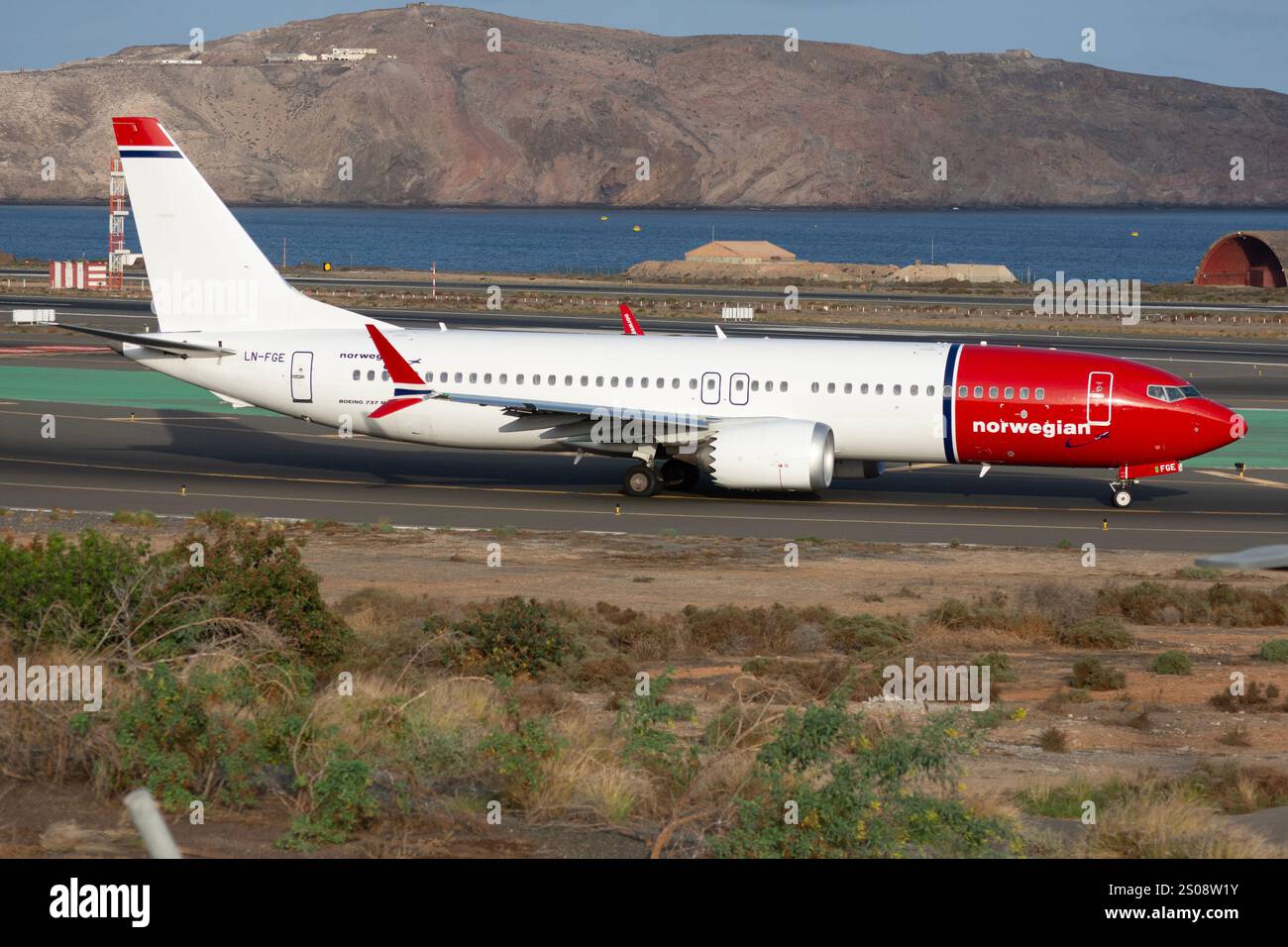 Avión de Línea moderno Boeing 737 MAX de la aerolínea noruega Norwegian Air Shuttle AOC carreteando en el aeropuerto de Gran Canaria, Gando Camino de Banque D'Images