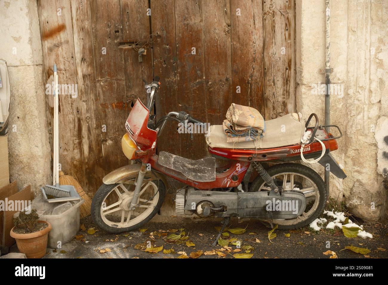 Göreme, Cappadoce, Turquie - 25 novembre 2024 : une moto classique rouge abandonnée et altérée Banque D'Images