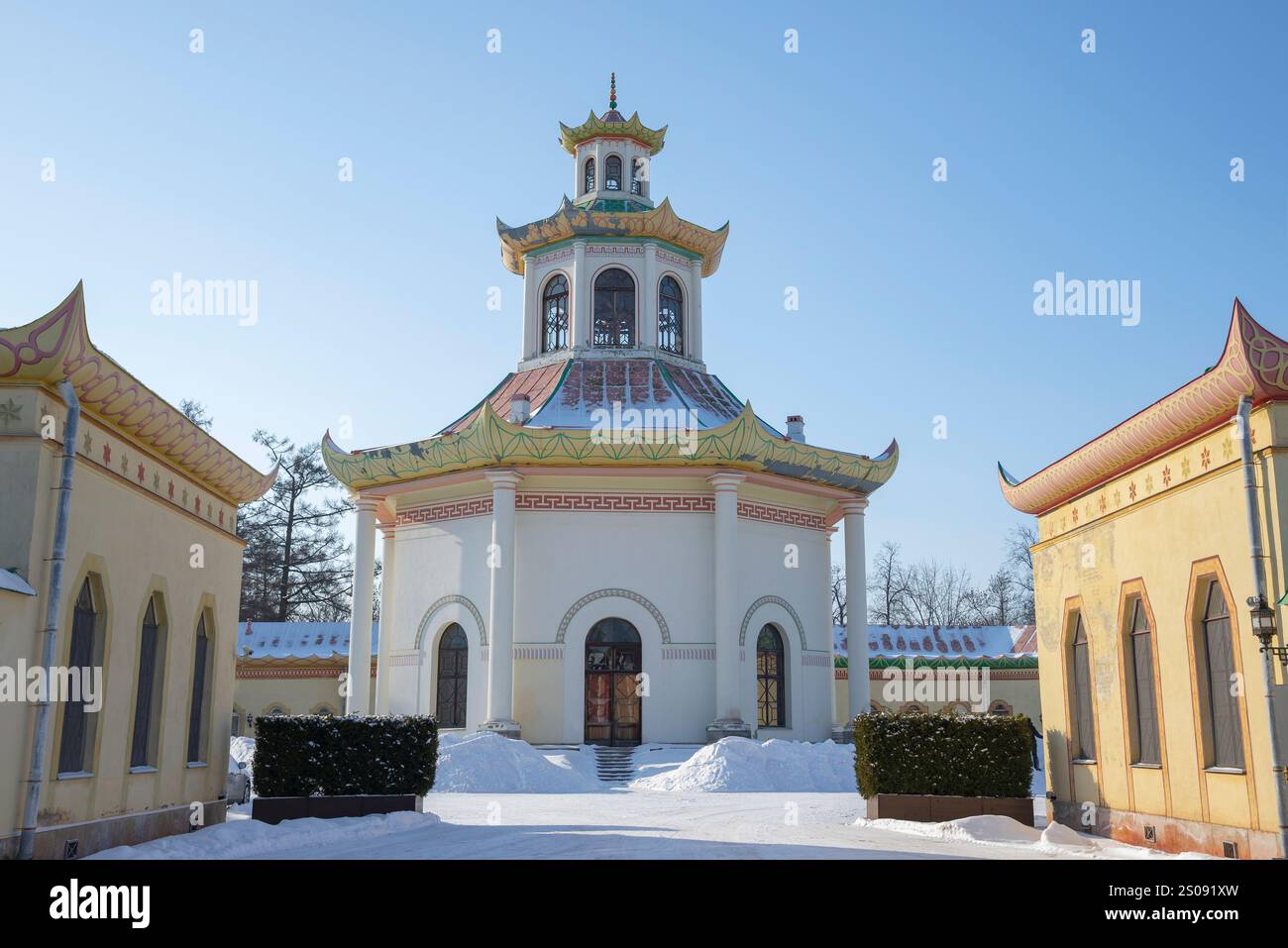 POUCHKINE, RUSSIE - 21 FÉVRIER 2023 : L'ancien pavillon du village chinois. Alexander Park, Tsarskoye Selo, Russie Banque D'Images POUCHKINE, RUSSIE - 21 FÉVRIER 2023 : L'ancien pavillon du village chinois. Alexander Park, Tsarskoye Selo, Russie Banque D'Images