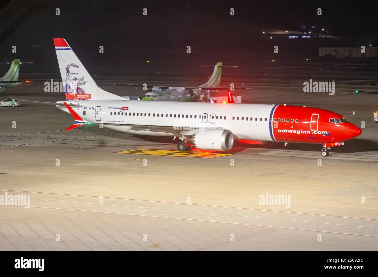 Avion de ligne moderne Boeing 737 MAX de la compagnie suédoise Norwegian Air Sweden AOC manoeuvrant de nuit à l'aéroport de Gran Canaria, Gando. Banque D'Images