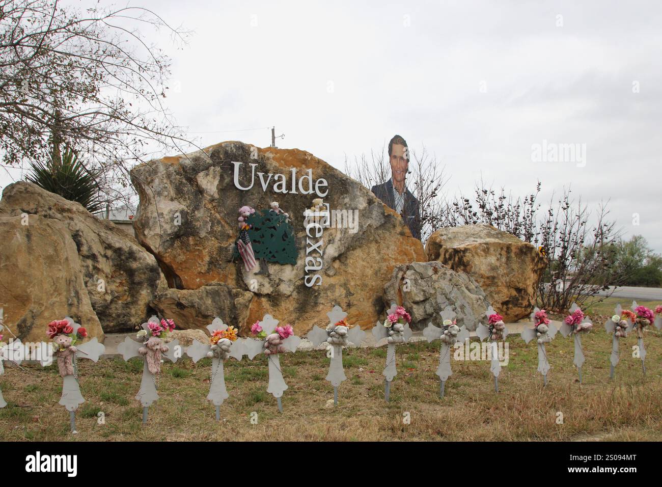 Uvalde, États-Unis. 23 décembre 2024. Une image de l'acteur Matthew McConaughey né à Uvalde surplombe le panneau de la ville d'Uvalde et un mémorial de fusillade de masse à Uvalde, Texas, États-Unis, le 23 décembre 2024. L'image d'art de McConaughey mesure 17 pieds de haut et est situé à côté de la U.S. Highway 90 sur la limite est de la ville. Les plans pour l'image de McConaughey ont commencé avant la fusillade de l'école primaire Robb et ont été retardés de quelques mois. (Photo de Carlos Kosienski/Sipa USA) crédit : Sipa USA/Alamy Live News Banque D'Images Uvalde, États-Unis. 23 décembre 2024. Une image de l'acteur Matthew McConaughey né à Uvalde surplombe le panneau de la ville d'Uvalde et un mémorial de fusillade de masse à Uvalde, Texas, États-Unis, le 23 décembre 2024. L'image d'art de McConaughey mesure 17 pieds de haut et est situé à côté de la U.S. Highway 90 sur la limite est de la ville. Les plans pour l'image de McConaughey ont commencé avant la fusillade de l'école primaire Robb et ont été retardés de quelques mois. (Photo de Carlos Kosienski/Sipa USA) crédit : Sipa USA/Alamy Live News Banque D'Images