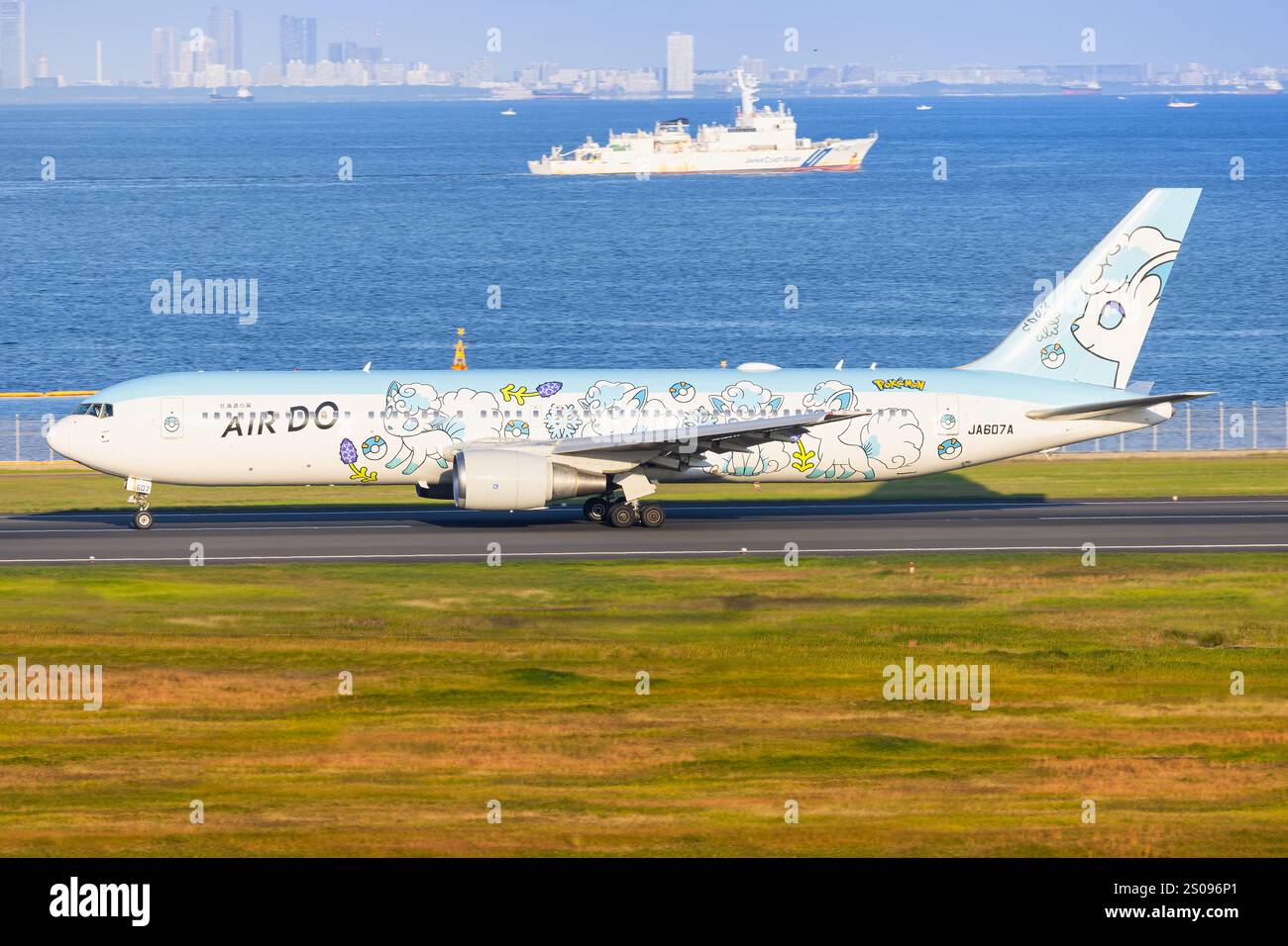 Japon - Tokio, 21 novembre 2024 : Air DO Boeing B767 au Japon Banque D'Images