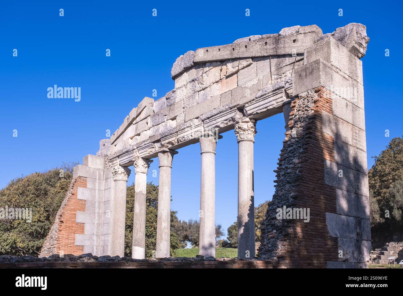 Tympan du Monument de l'Agonothetique, une partie de Bouleuterion- Apollonia, Albanie. Ruines de la ville antique d'Apollonia Albanie. Site archéologique d'Apollonia. Banque D'Images