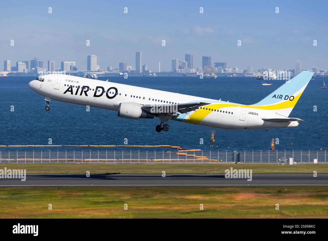 Japon - Tokio, 21 novembre 2024 : Air DO Boeing B767 au Japon Banque D'Images