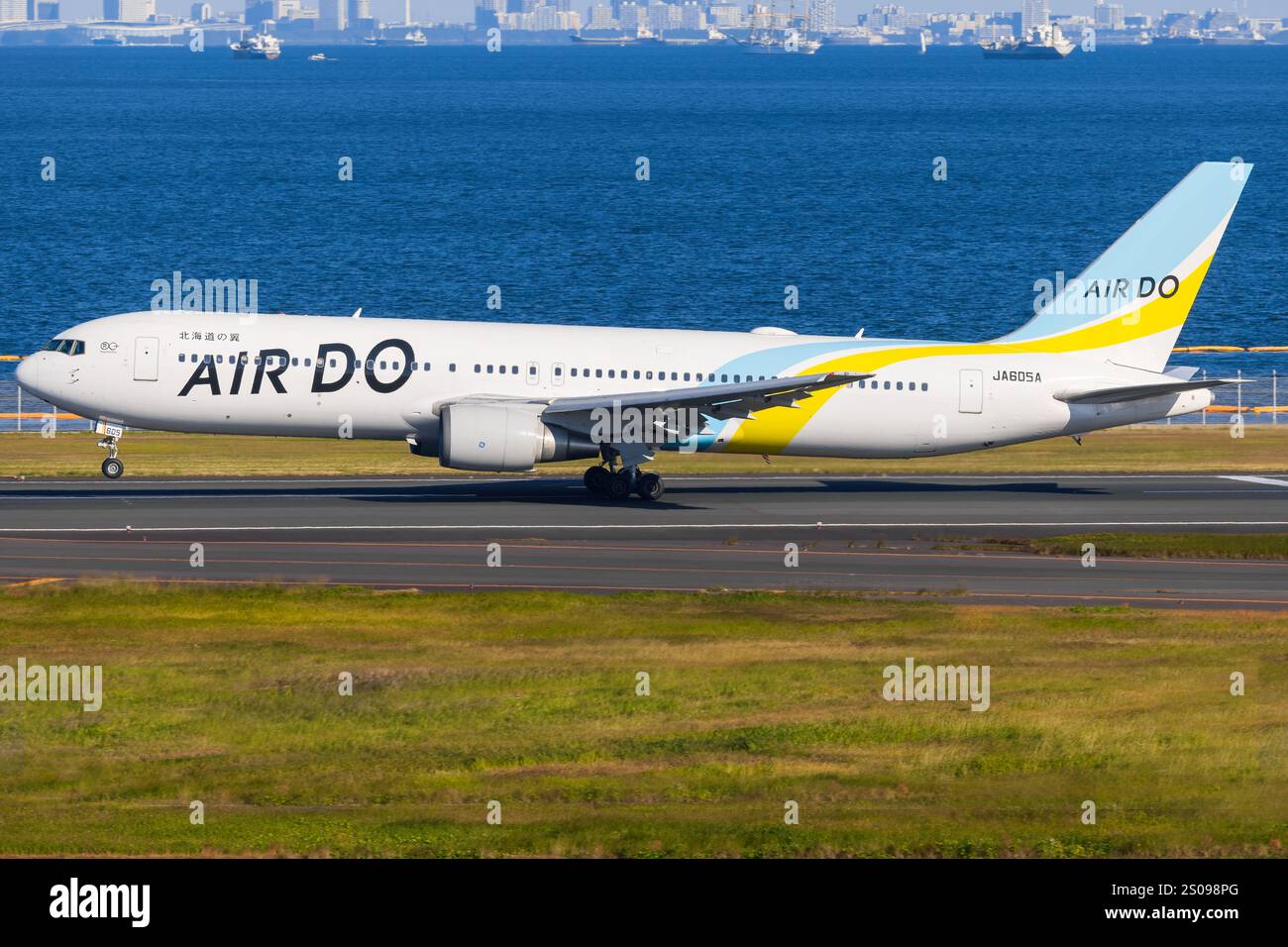 Japon - Tokio, 21 novembre 2024 : Air DO Boeing B767 au Japon Banque D'Images