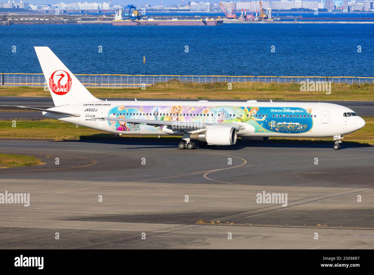 Japon - Tokio, 21 novembre 2024 : JAL Japan Airlines (Tokyo DisneySea Livery) B767 au Japon Banque D'Images