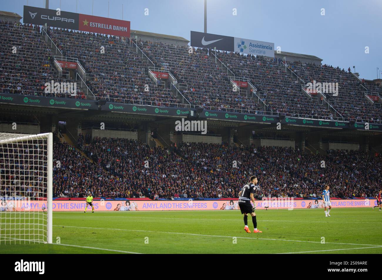 Barcelone, Espagne. 3 novembre 2024. La bannière montre le nouvel album amyl et les Sniffers pendant le match LaLiga EA Sports entre FC Barcelona A. Banque D'Images