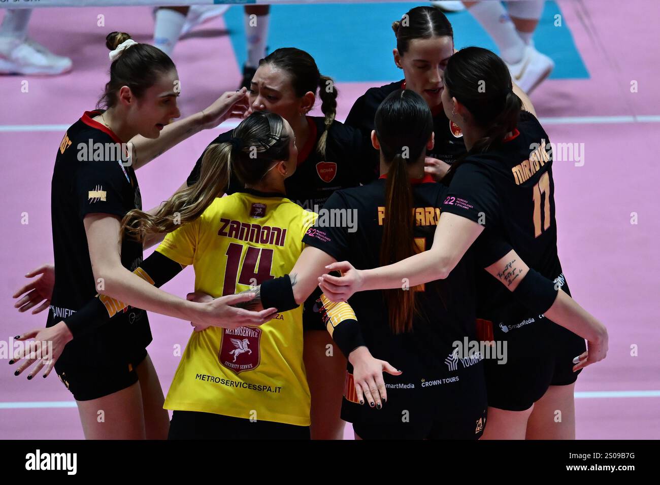 Roma volley Club fêtez le jour 15 de Serie A1 Tigotà match entre SMI Roma volley vs Numia Vero volley Milano au Palazzetto dello Sport le 26 décembre 2024 à Rome, Italie. Banque D'Images