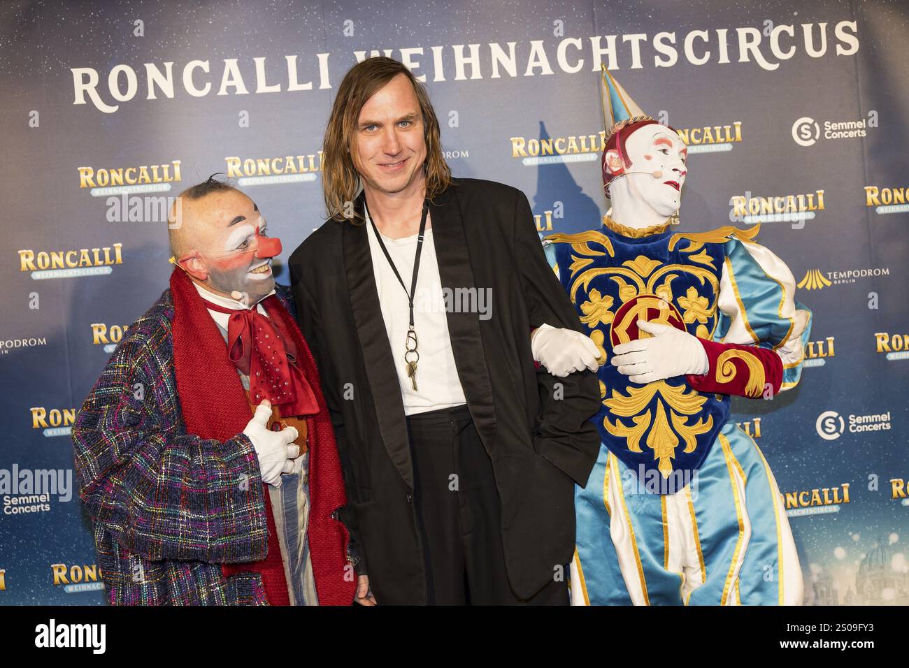 Clown Oriol, Lars Eidinger et Clown Gensi lors de la première du 20e Roncalli Weihnachtscircus original au Tempodrom de Berlin le 20 décembre 2024 Banque D'Images