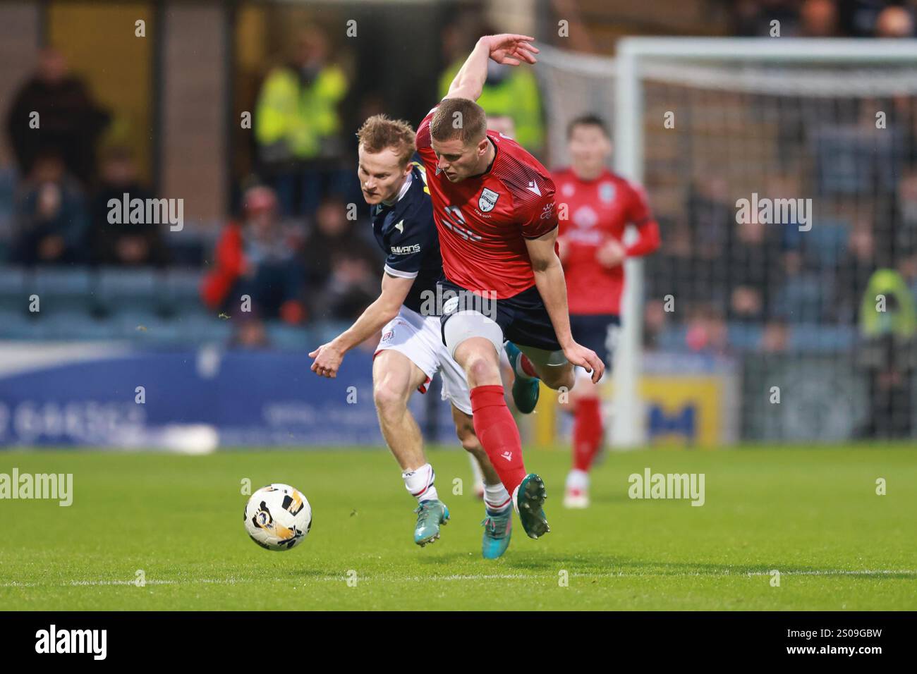 Dens Park, Dundee, Royaume-Uni. 26 décembre 2024. Scottish Premiership Football, Dundee contre Ross County ; Scott Tiffoney de Dundee affronte Ryan Leak de Ross County Credit : action plus Sports/Alamy Live News Banque D'Images