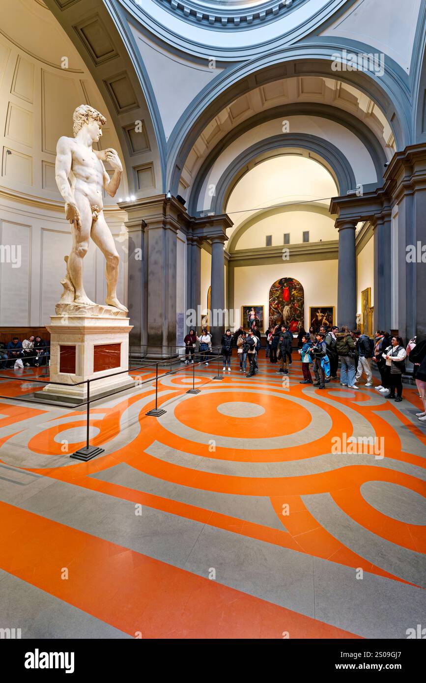 Florence Toscane Italie. Galerie de l'Académie de Florence. Intérieur de la galerie, avec Michel-Ange David Banque D'Images