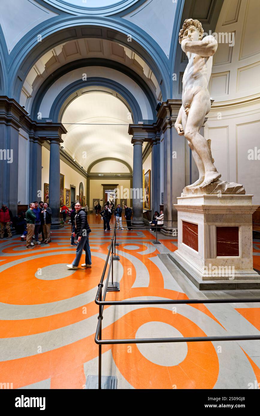Florence Toscane Italie. Galerie de l'Académie de Florence. Intérieur de la galerie, avec Michel-Ange David Banque D'Images