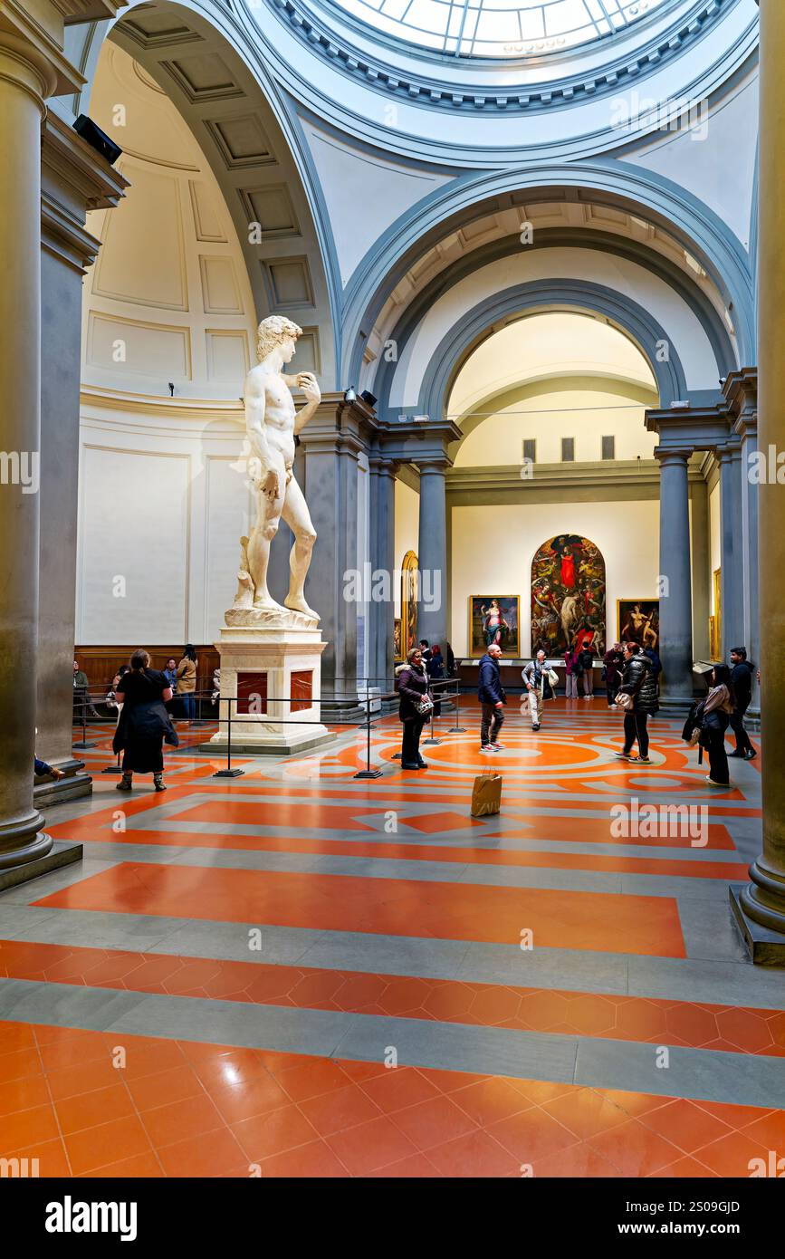 Florence Toscane Italie. Galerie de l'Académie de Florence. Intérieur de la galerie, avec Michel-Ange David Banque D'Images