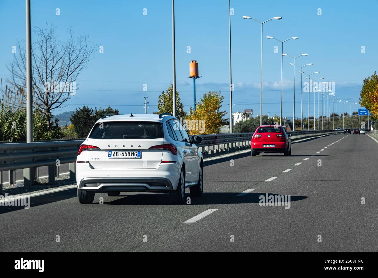 Voitures conduisant sur une route d'autoroute à travers la campagne en Europe Albanie Tirana. Voyage en Europe, paysage routier d'autoroute, voyage de vacances concept-N Banque D'Images