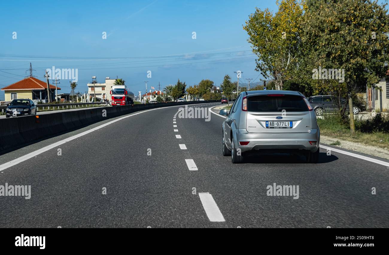Voitures conduisant sur une route d'autoroute à travers la campagne en Europe Albanie Tirana. Voyage en Europe, paysage routier d'autoroute, voyage de vacances concept-N Banque D'Images