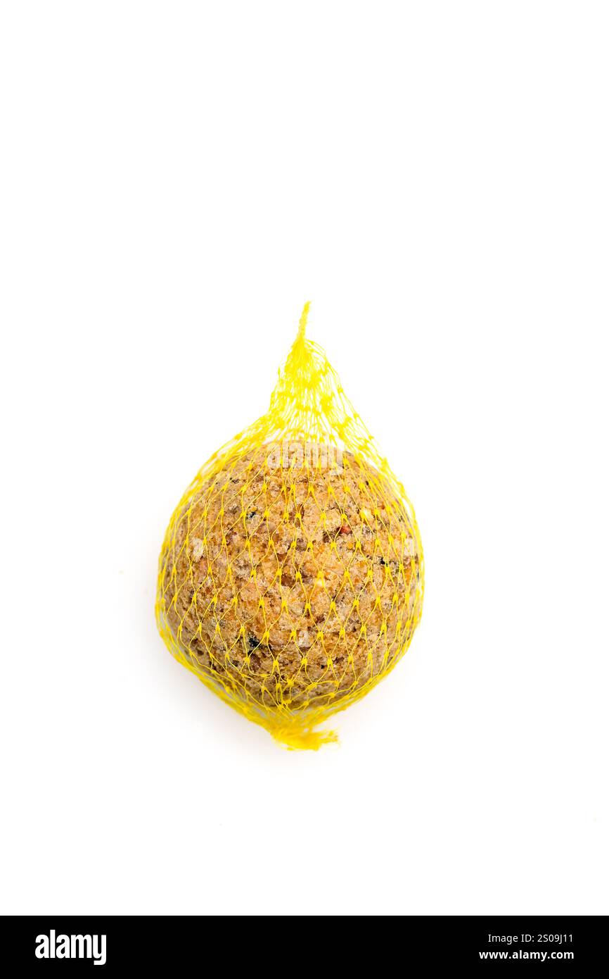Nourriture pour oiseaux en plastique jaune sur fond blanc pour oiseaux sauvages Banque D'Images