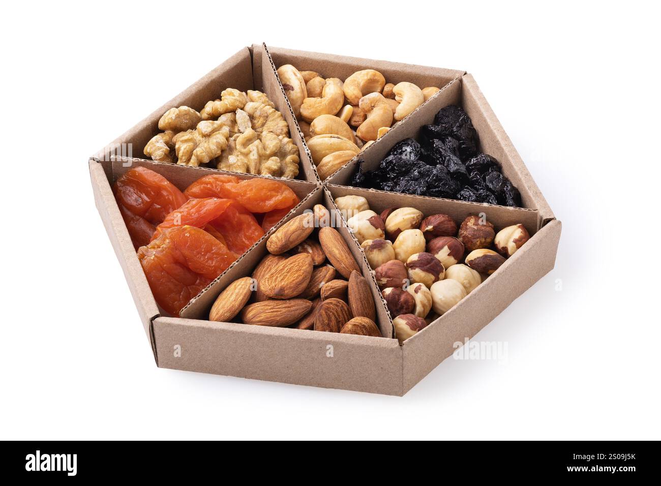 Ensemble de différentes noix et fruits secs dans une boîte en carton isolé sur fond blanc Banque D'Images