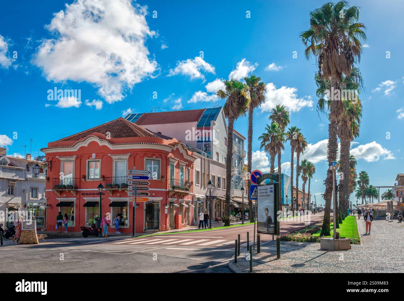 Alameda Combatentes da Grande Guerra boulevard à Cascais, Portugal, avec de beaux bâtiments colorés et des palmiers. Banque D'Images