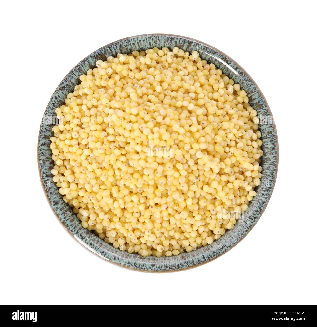Gruaux de millet dans un bol isolé sur blanc, vue de dessus Banque D'Images