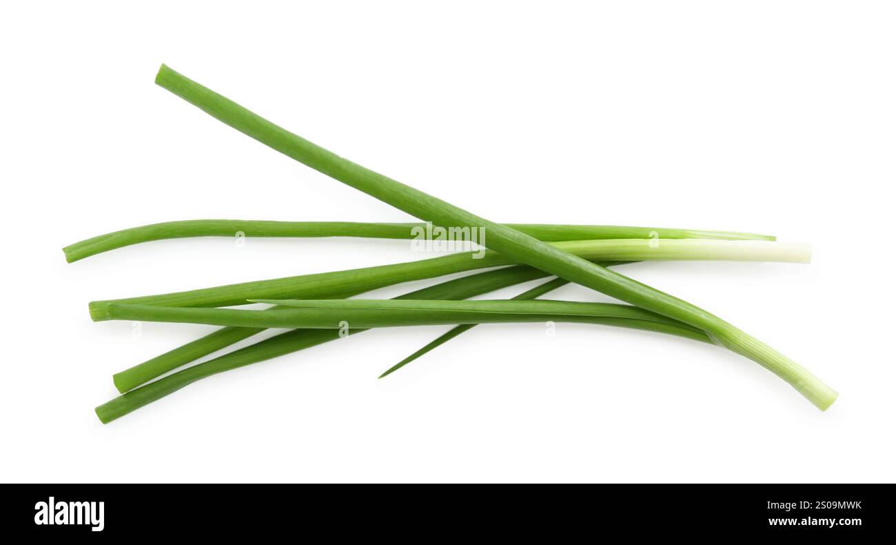 Oignons verts frais isolés sur blanc, vue de dessus Banque D'Images