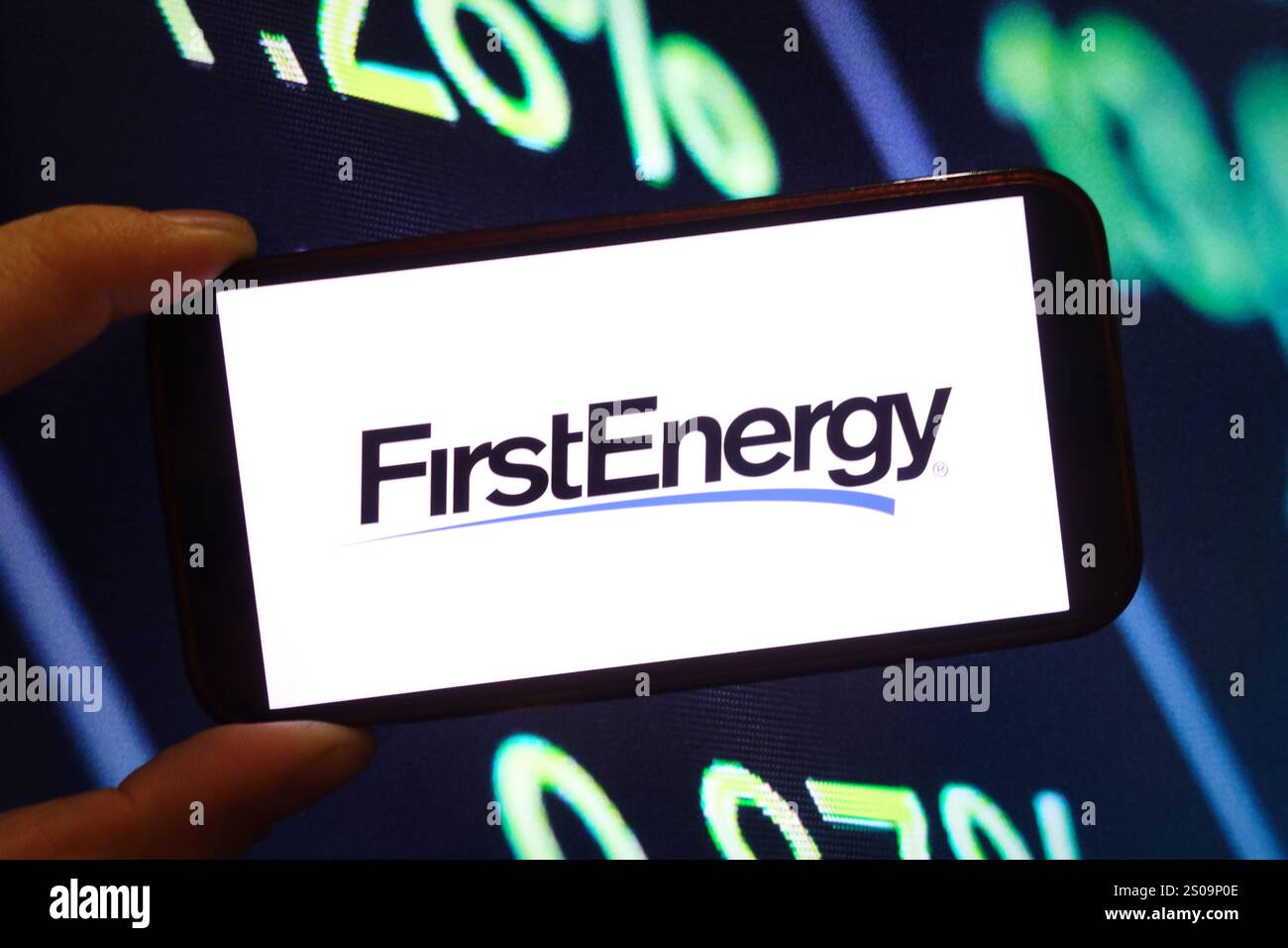 Pologne. 25 décembre 2024. Dans cette illustration photo, le logo de la société FirstEnergy est affiché sur l'écran d'un smartphone. (Crédit image : © Piotr SWAT/SOPA images via ZUMA Press Wire) USAGE ÉDITORIAL SEULEMENT! Non destiné à UN USAGE commercial ! Banque D'Images